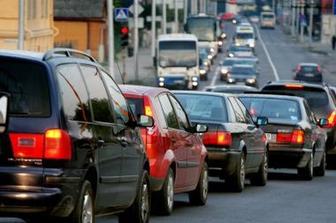Kovą naujų automobilių rinka toliau smuko 