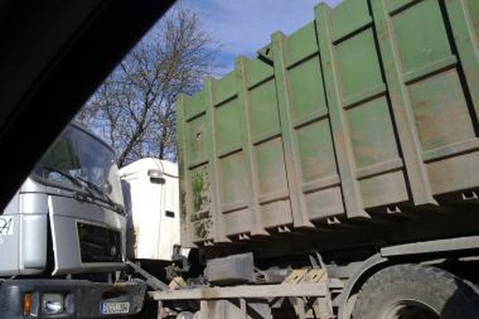 Pakeliui į sąvartyną susidūrė du sunkvežimiai