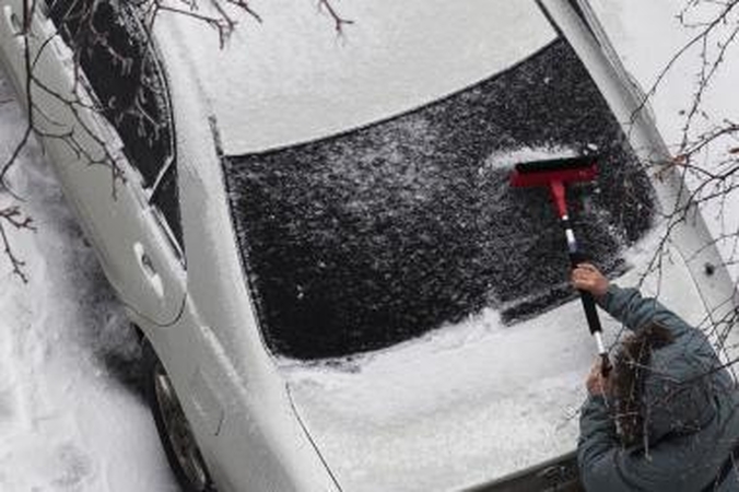 Dėl neįprastai šilto oro teko uždaryti Maskvos oro uostą, sutriko ir automobilių eismas
