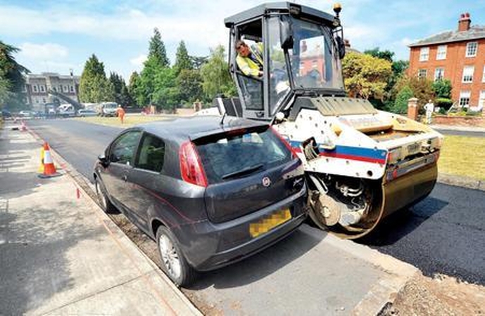 Kelininkų šedevras: gatvės remontas aplink pastatytą automobilį (foto)