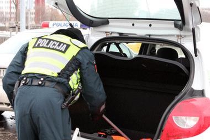 Kaltinami ne tik pareigūnai, bet ir papirkinėtojas