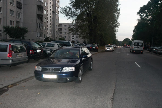 Sostinėje trys nusikaltėliai apiplėšė jaunuolį