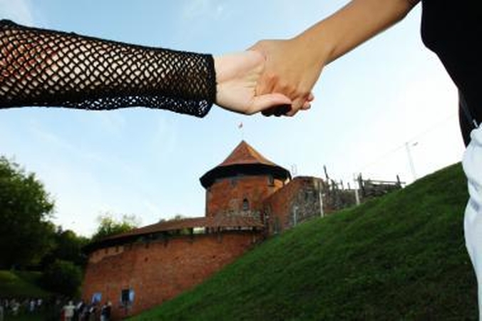 Keli šimtai žmonių apjuosė Kauno pilį