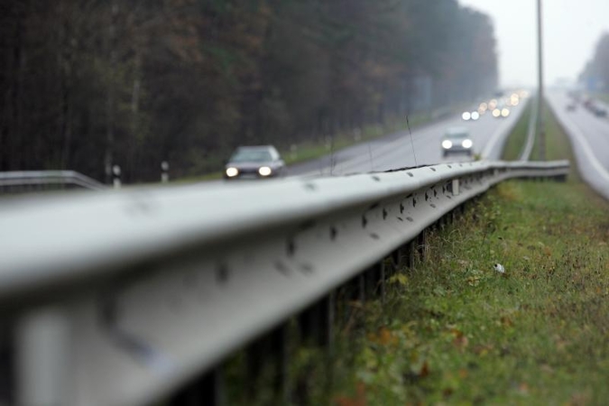 Vilniaus rajone po automobilio ratais žuvo be atšvaitų ėjęs vyras