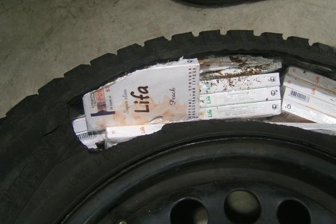Tabako gaminiai slėpti atsarginėse padangose