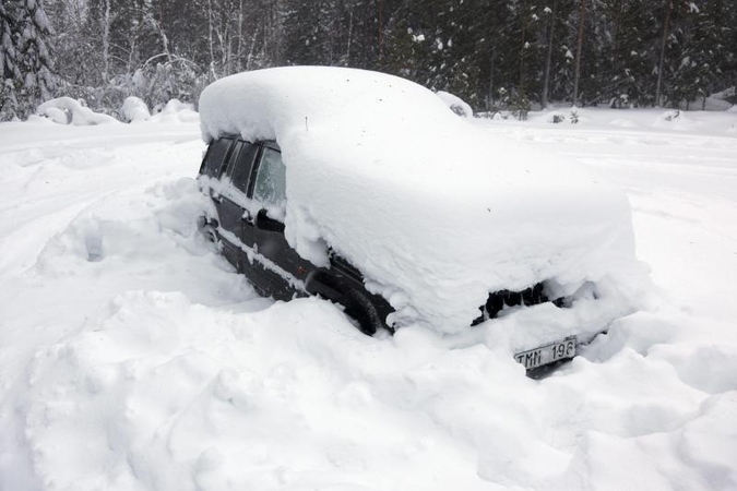 Išvaduoti automobilį iš sniego gniaužtų – išbandymas net patyrusiems