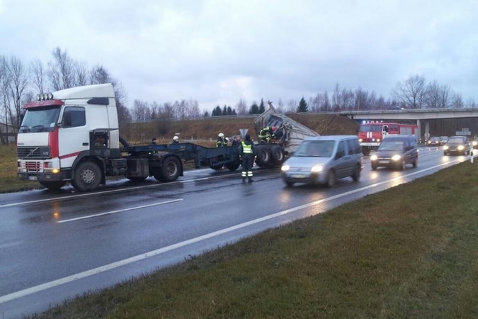 Iš Klaipėdos uosto važiavęs vilkikas užstrigo po tiltu (foto)