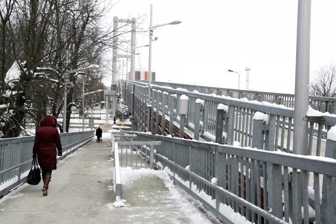 Tiltą nuo sniego vaduoja ir šiluma, ir valytojai