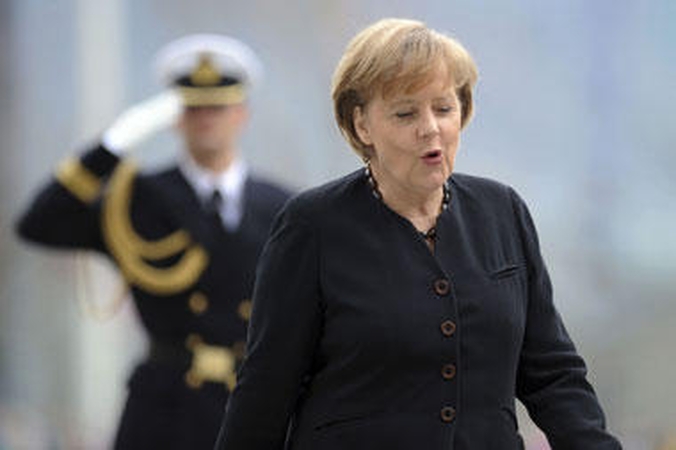 A.Merkel dėl kelio operacijos prireikė ramentų