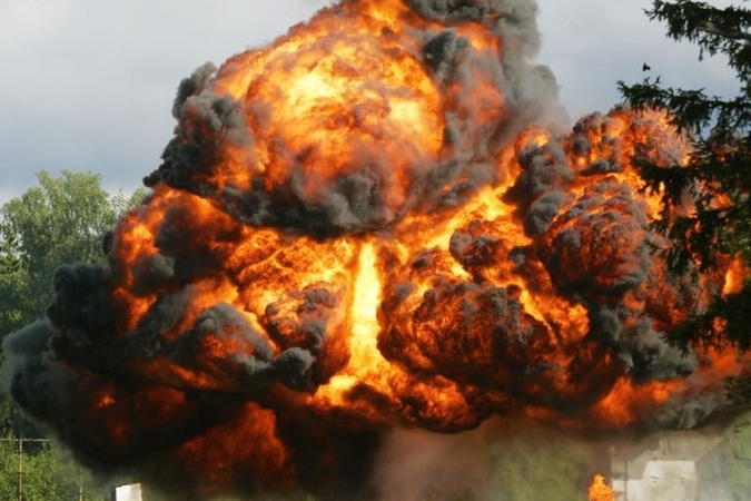 Bombos sprogimas sunaikino 22 NATO benzinvežius