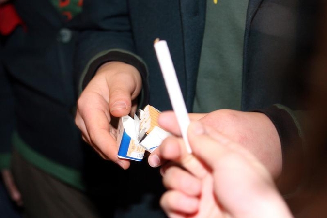Taksi vairuotojas vežė ne tik keleivius, bet ir nelegalius rūkalus