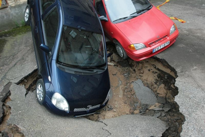 Smegduobė Vilniaus centre prarijo du automobilius