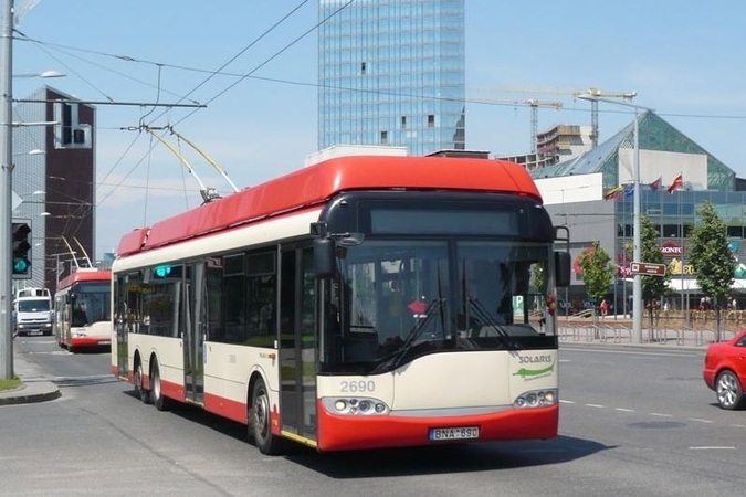 Viešojo transporto juostas vairuotojai verčia stovėjimo aikštelėmis