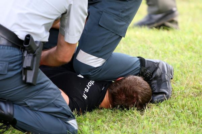 Vilniuje keturi „drąsuoliai“ spardė gulinčią merginą