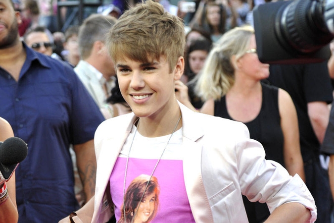 Justinas Bieberis padėvėtus apatinius sudegina