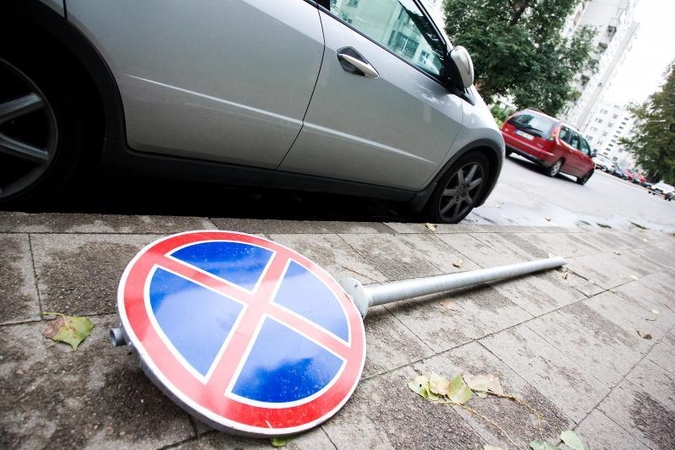 Tarpušvenčiu automobilius leis statyti už dyką, bet nuostolių nepatirs