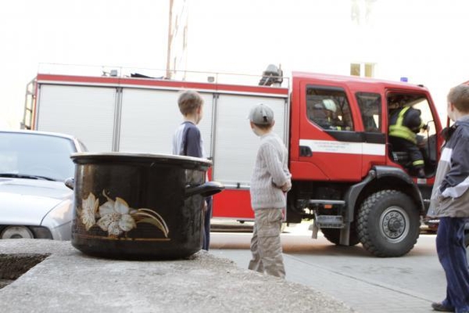 Policijos patruliai iš gaisro išgelbėjo šiauliečių porą