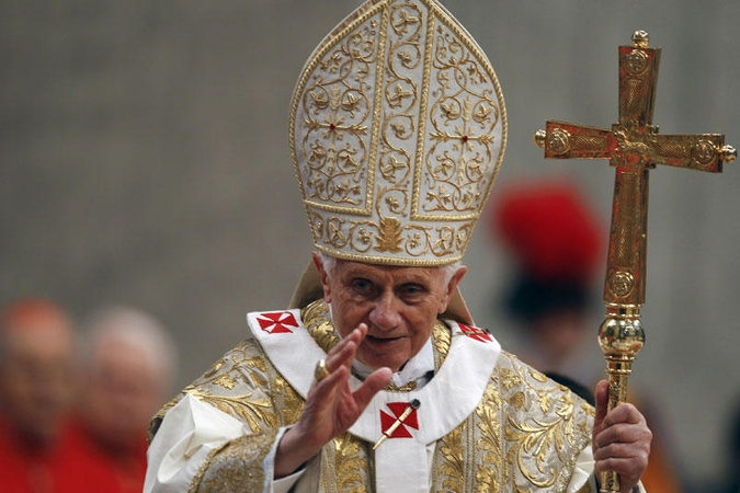 Popiežiui Benediktui XVI padovanotas didžiulis kiaušinis 
