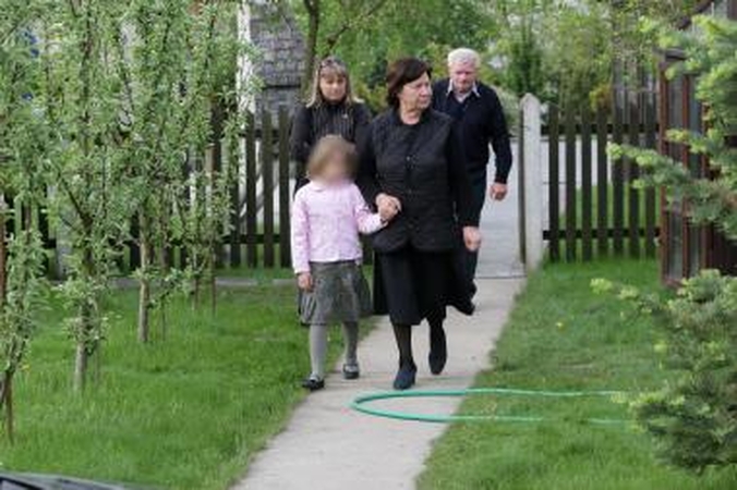 Žmonės neišleido D.Kedžio dukros į susitikimą su mama