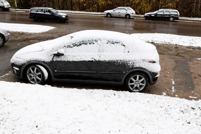 Lietuvoje kai kur sninga, eismo sąlygos – sudėtingos