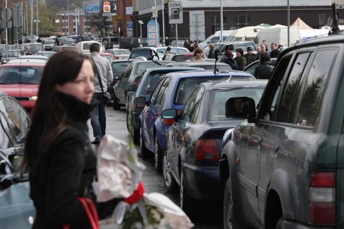 Automobilių kolona išlydint D.Kedį sudarė spūstis 