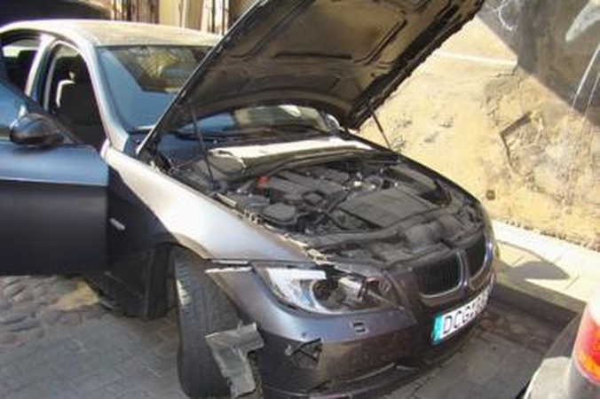 Naktį vagys išlupo BMW žibintą, netrukus jie buvo sulaikyti