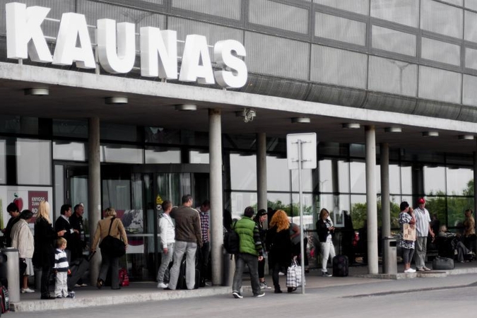 Girtas kaunietis siautėjo ir lėktuve, ir oro uoste