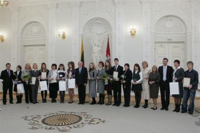 Apdovanoti raštingiausi Lietuvos moksleiviai