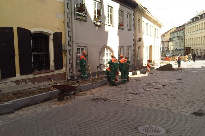 „Grindos“ darbininkai šaligatvį taiso atsirėmę į sieną