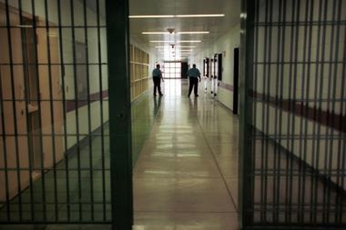 Po suėmimo įtariamasis pasikorė kameroje