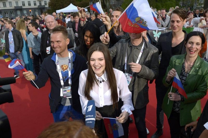 „Eurovizijos“ atidarymo iškilmėse žvaigždės žygiavo raudonu kilimu