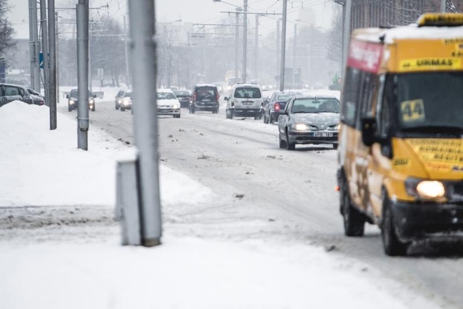 Keliai Lietuvoje dėl sniego slidūs, dieną numatomas plikledis 