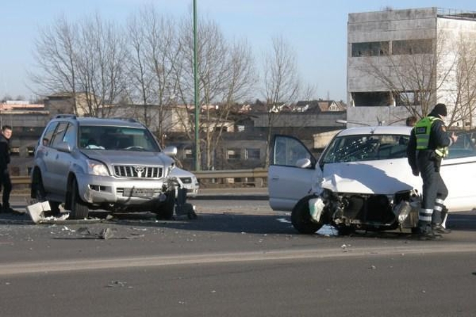 Ant Mokyklos gatvės viaduko susidūrė trys mašinos