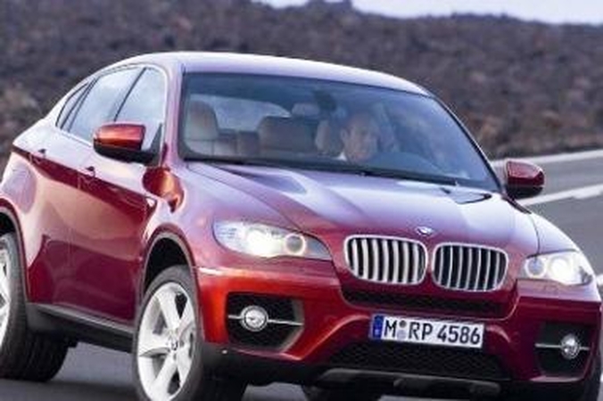 Muitininkų „laimikiai“: BMW X6 ir tūkstančiai litrų vyno