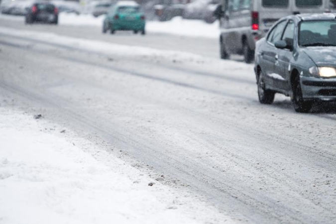 Sudėtingas eismo sąlygas dieną dar labiau sunkins sniegas