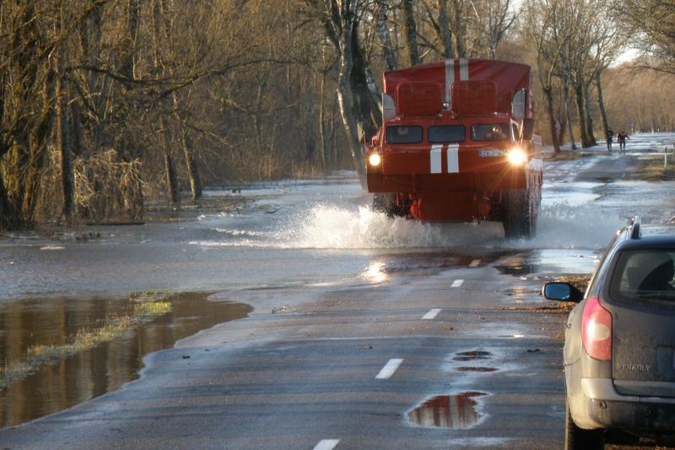 Kariai potvynio zonoje išgelbėjo sunegalavusį žmogų