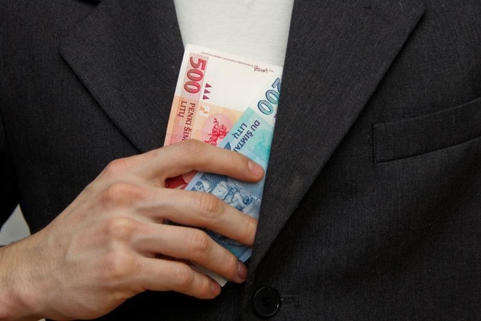 Kalvarijos politikas už kyšininkavimą nubaustas 13 tūkst. litų bauda