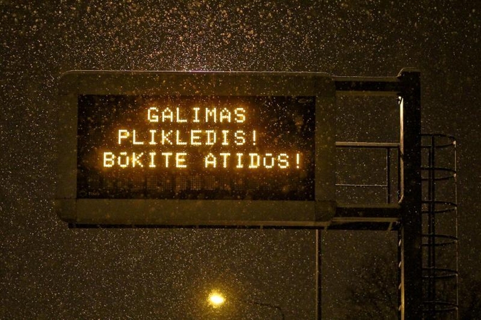 Naktį eismą šalyje sunkins sniegas, įspėja kelininkai