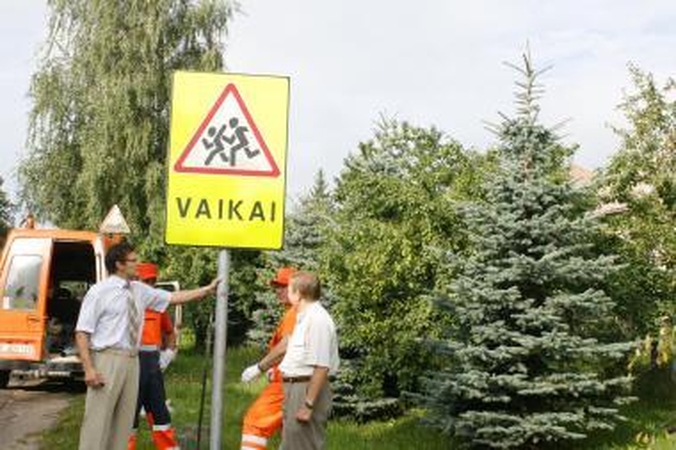 Statys apie 270 naujų kelio ženklų