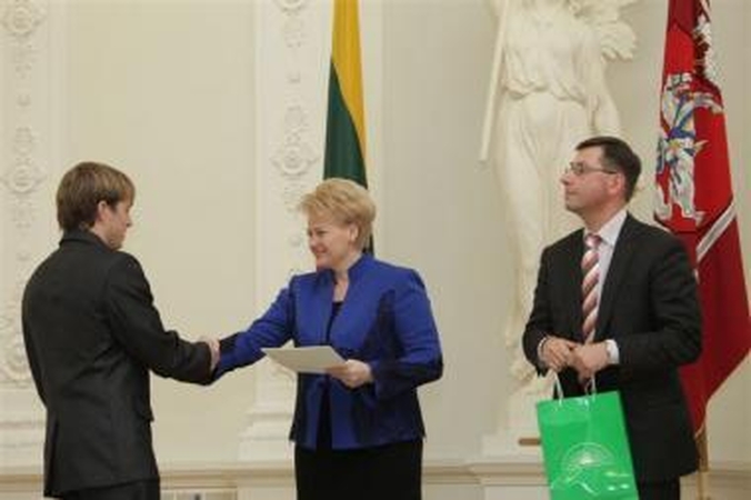 Prezidentūroje apdovanoti sėkmingai tarptautinėse olimpiadose pasirodę moksleiviai
