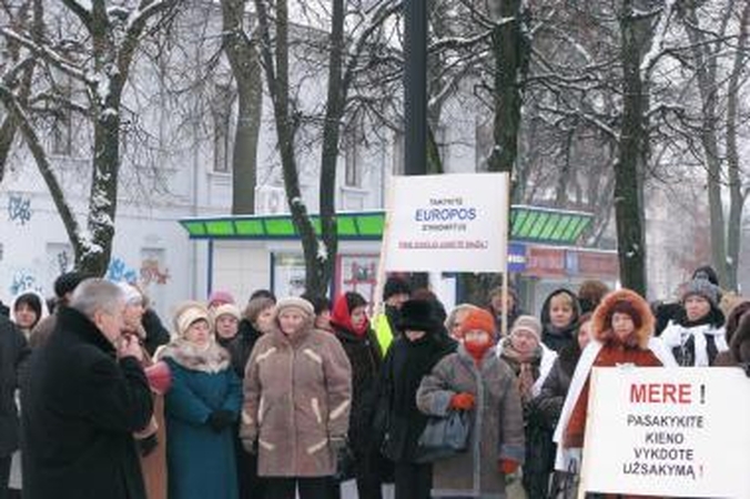 2-osios ligoninės medikai surengė mitingą prie savivaldybės (papildyta)