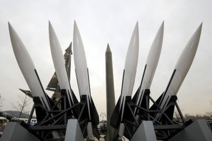 Š.Korėja skelbia „šventą karą" ir graso branduoliniu ginklu