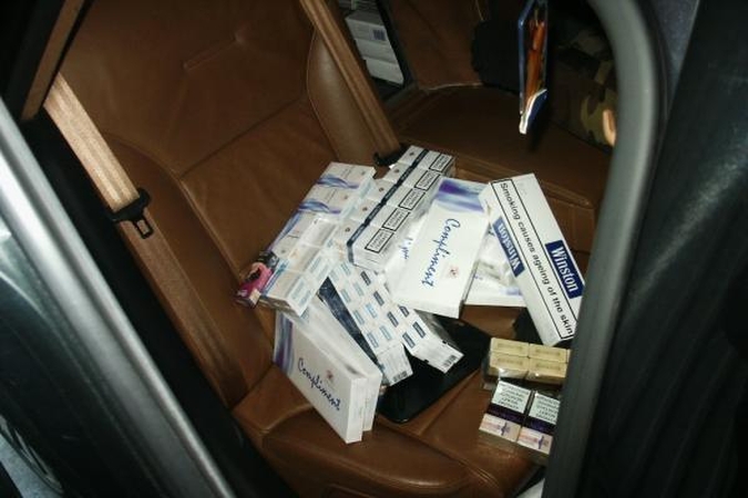 Latvijos piliečių automobiliuose – kontrabandinės cigaretės