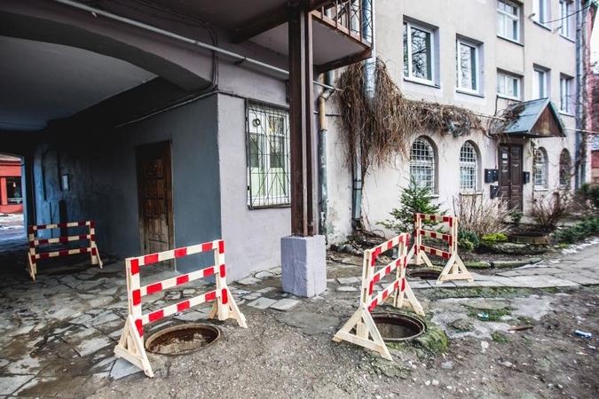Vilniaus gatvėje – pavojingų kliūčių ruožas: dingo 5 šulinių dangčiai