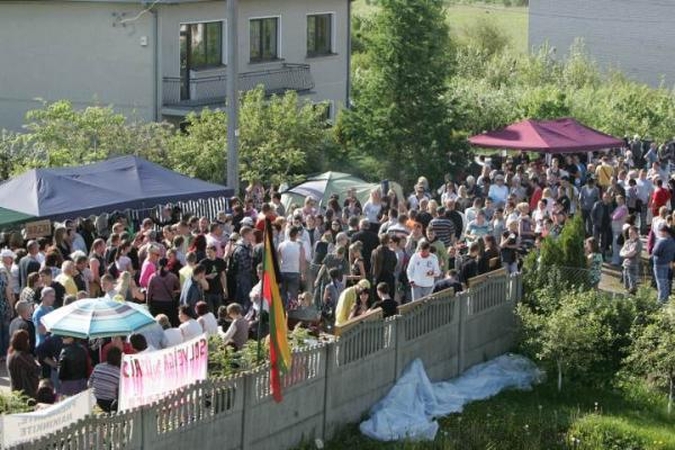 Net ir po teismo sprendimo protestuotojai liks prie Venckų namų 
