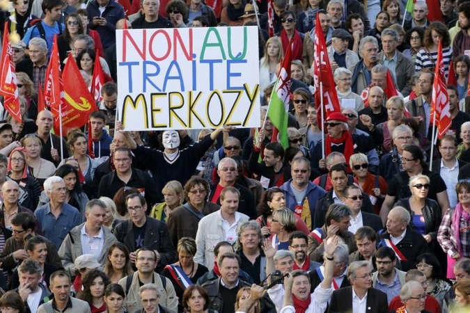 Tūkstančiai žmonių proteste pasmerkė ES „griežtos ekonomijos“ paktą