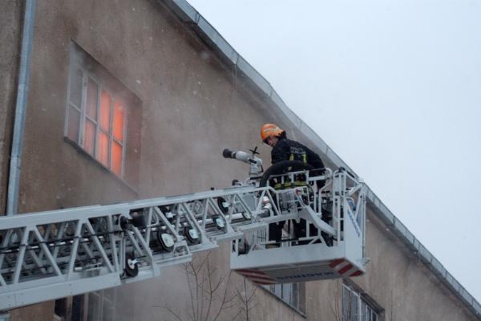 Pramoniniame Vilniaus rajone liepsnojo apleistas pastatas