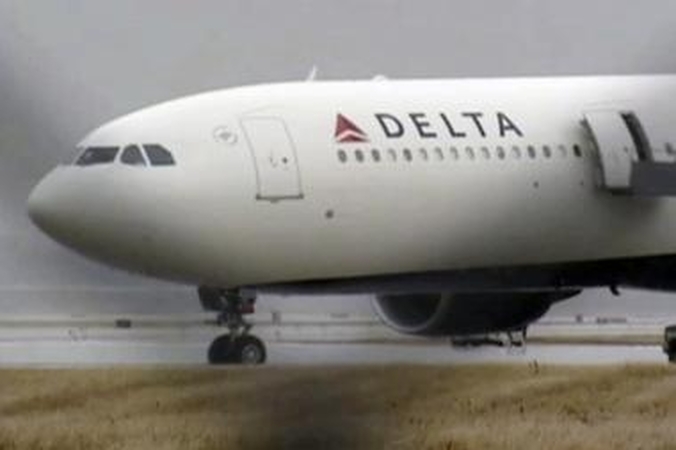 Į JAV skrendančio lėktuvo keleivis uždegė salone pirotechnikos užtaisą