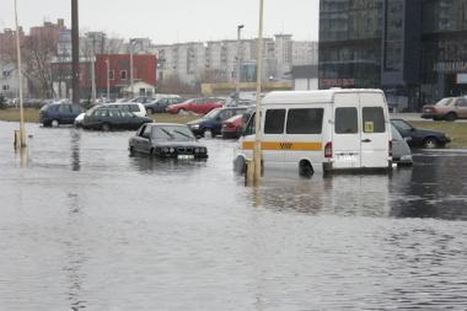 Vanduo semia ir Partizanų gatvę   