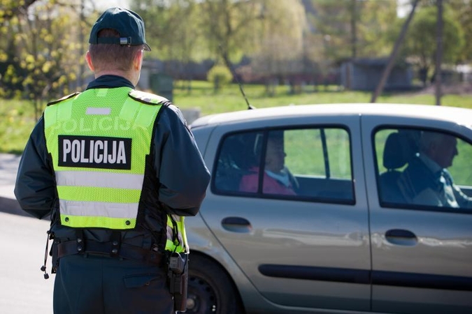 Policija apdovanojo kelių erelių gaudytojus (nugalėtojų vaizdo įrašai)